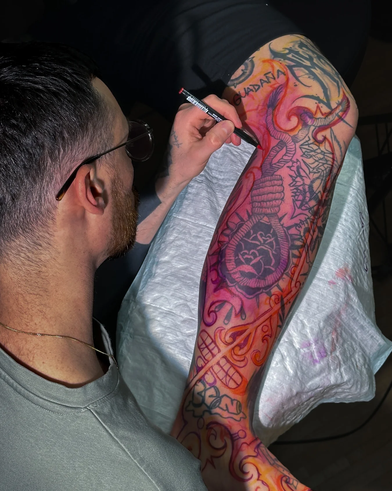 Francisco zeichnet einen Freehand-Tattooentwurf direkt auf den Oberarm