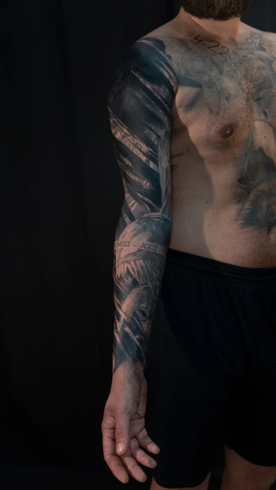 Frisch gestochen: Abstraktes Freehand-Cover-up am Arm mit schwarzen Pinselstrichformen, Vorderansicht