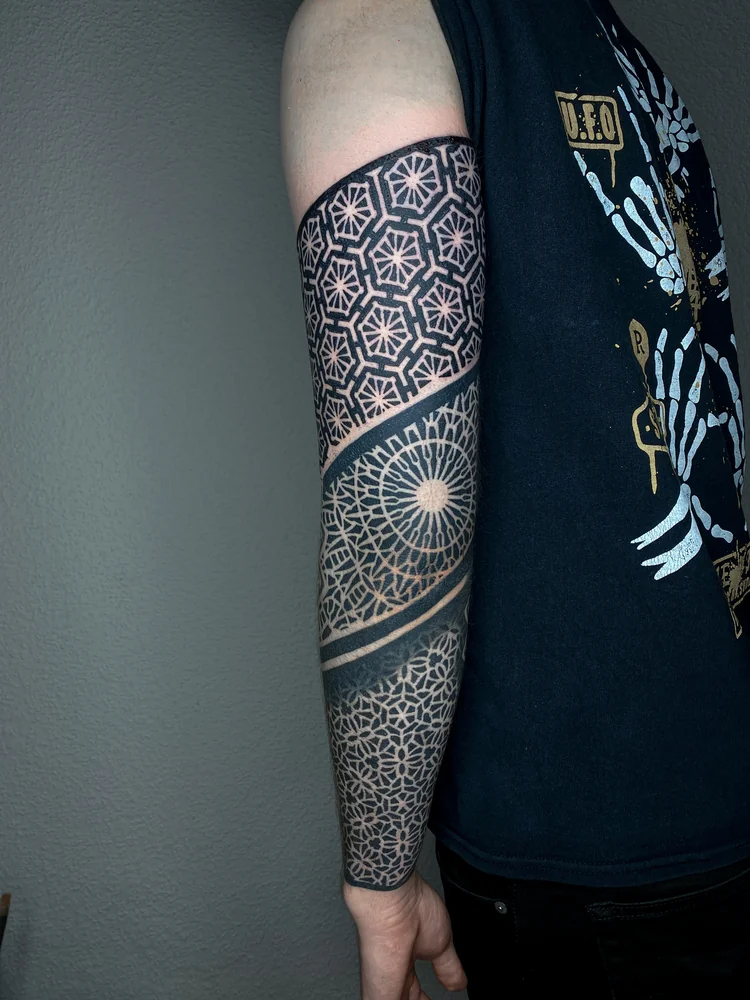 Abgeheilt: Geometrischer Arm-Sleeve mit sechseckigen Rosetten, Mandala und schwarzen Bändern
