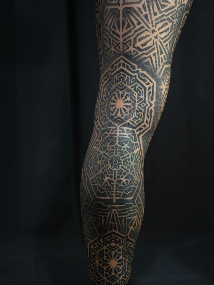 Abgeheiltes geometrisches Cover-up am Bein mit Mandalas und verschachtelten Linien, Detailansicht