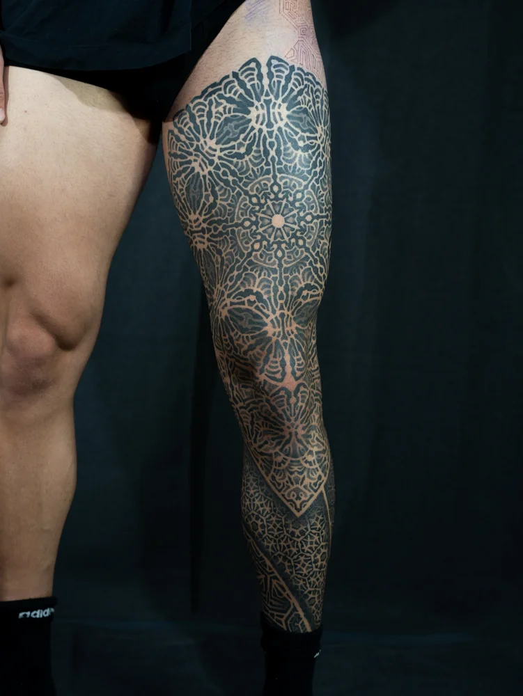 Abgeheiltes Cover-up am Bein mit floralen Mandalas und geometrischen Mustern, Vorderansicht