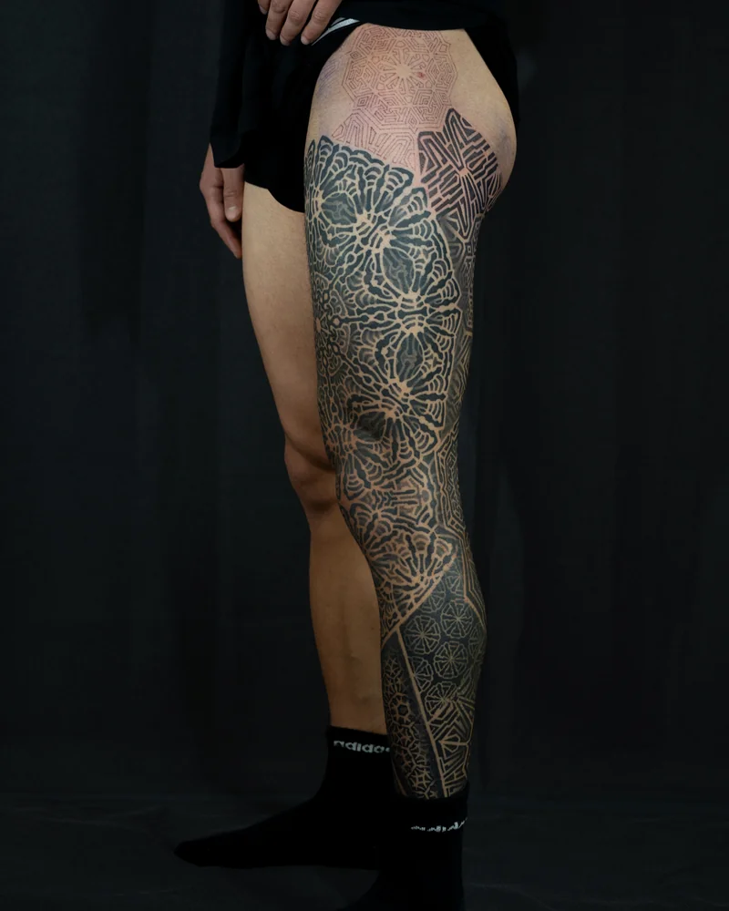 Ornamentaler und geometrischer Bein-Sleeve mit floralen Mandalas, Seitenansicht mit Schablone am oberen Oberschenkel