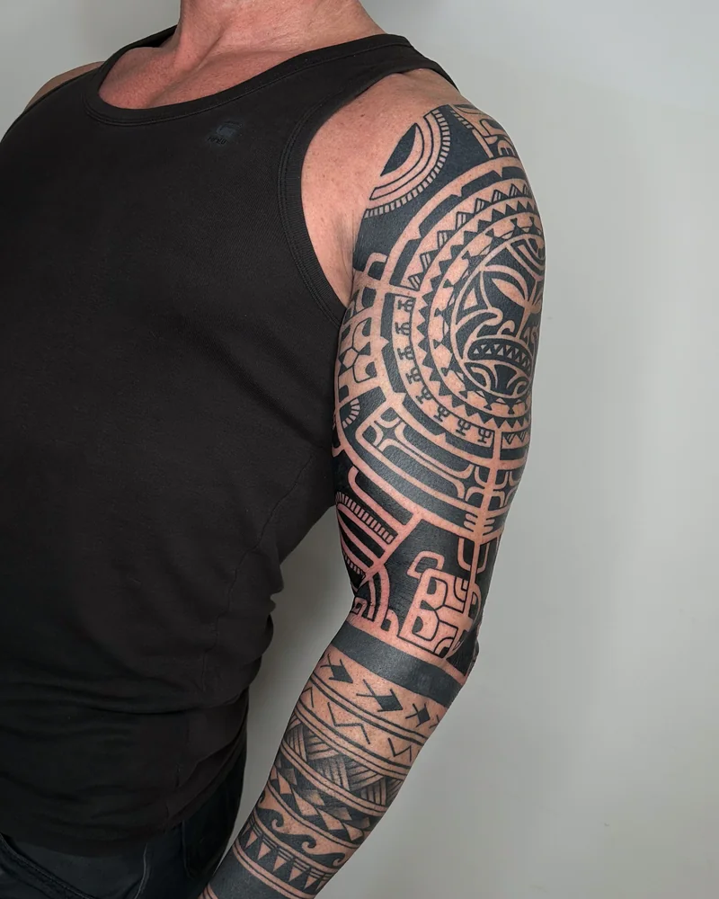 Marquesas-inspirierter Arm-Sleeve mit Rundformen und geometrischen Bändern