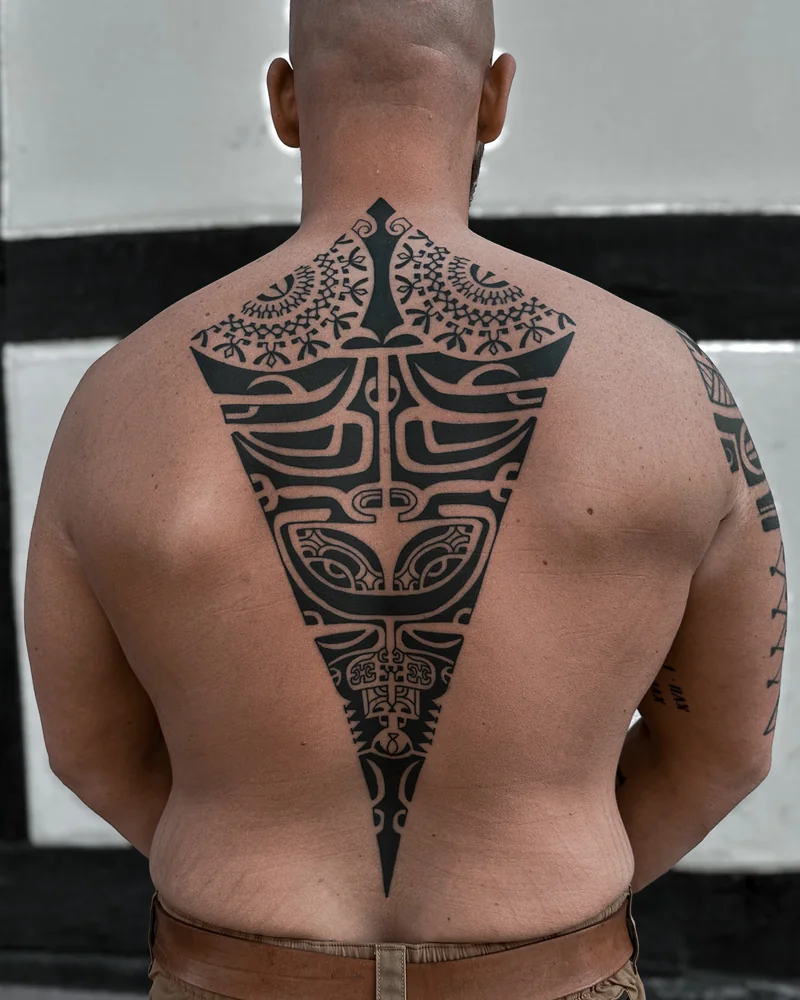 Abgeheilt: Symmetrisches Marquesas-inspiriertes Tattoo über dem oberen Rücken