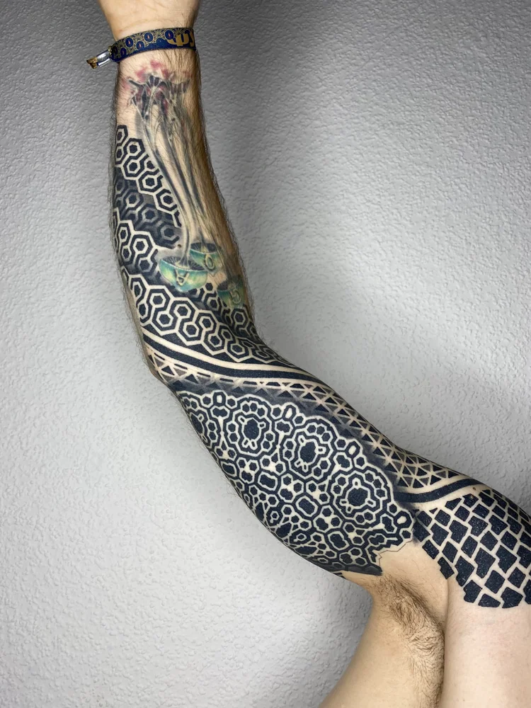 Ornamentaler und geometrischer Arm-Sleeve mit Rosetten, Sechsecken und schwarzen Bändern um bestehende farbige Motive, Innenansicht