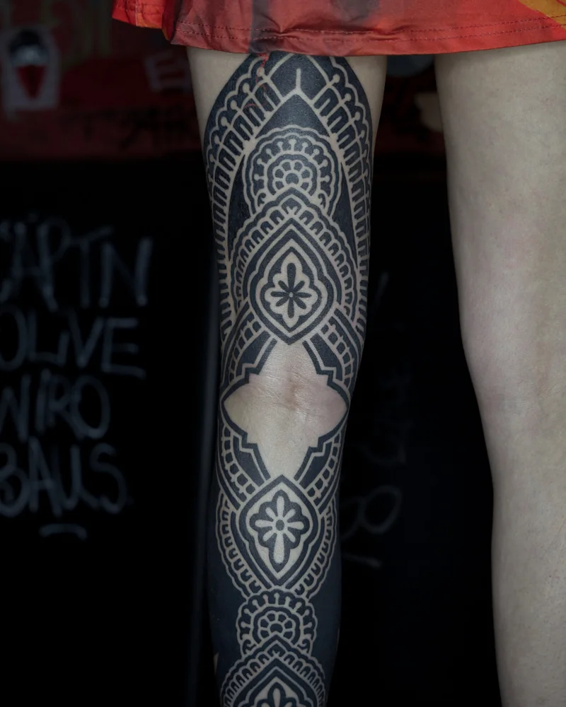 Abgeheiltes ornamentales Cover-up und Blast-over am Bein mit floralen Motiven und schwarzen Flächen – Detailansicht