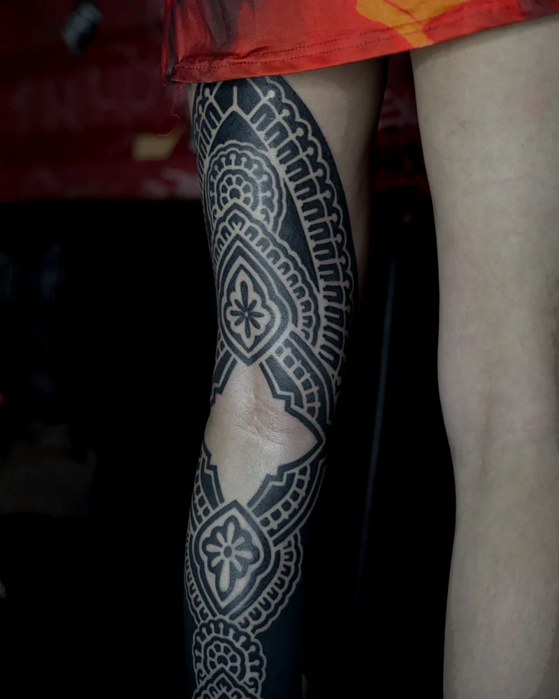 Abgeheiltes ornamentales Cover-up und Blast-over am Bein mit floralen Motiven und schwarzen Flächen – Seitenansicht