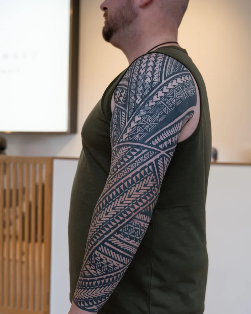 Abgeheilt: Samoanisch inspirierter Arm-Sleeve mit diagonalen Musterbändern und schwarzen Flächen