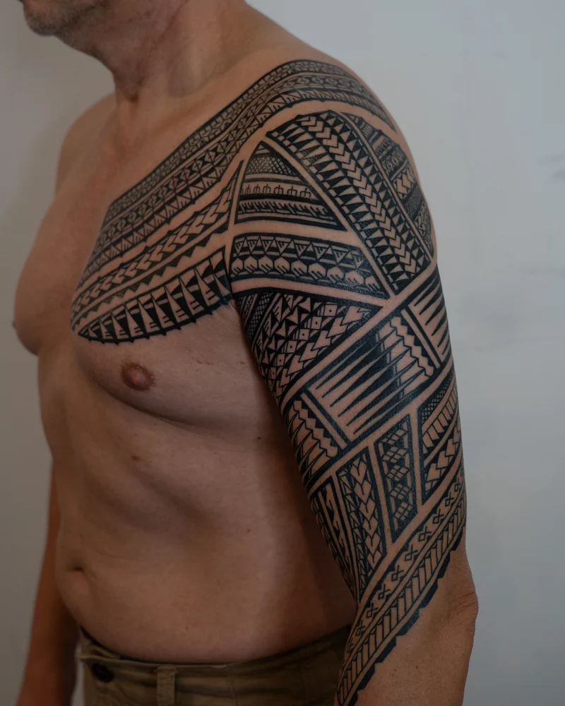 Abgeheilt: Samoanisch inspiriertes Tattoo über Brust, Schulter und Arm mit geometrischen Mustern
