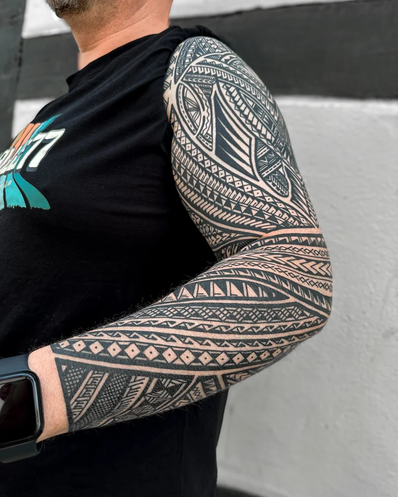 Abgeheilt: Samoanisch inspirierter Sleeve mit geometrischen Bändern von der Schulter bis zum Handgelenk