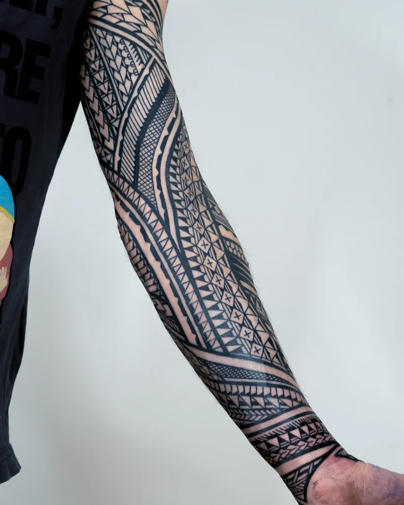Abgeheilt: Samoanisch inspirierter Sleeve mit geometrischen Bändern von der Schulter bis zum Handgelenk