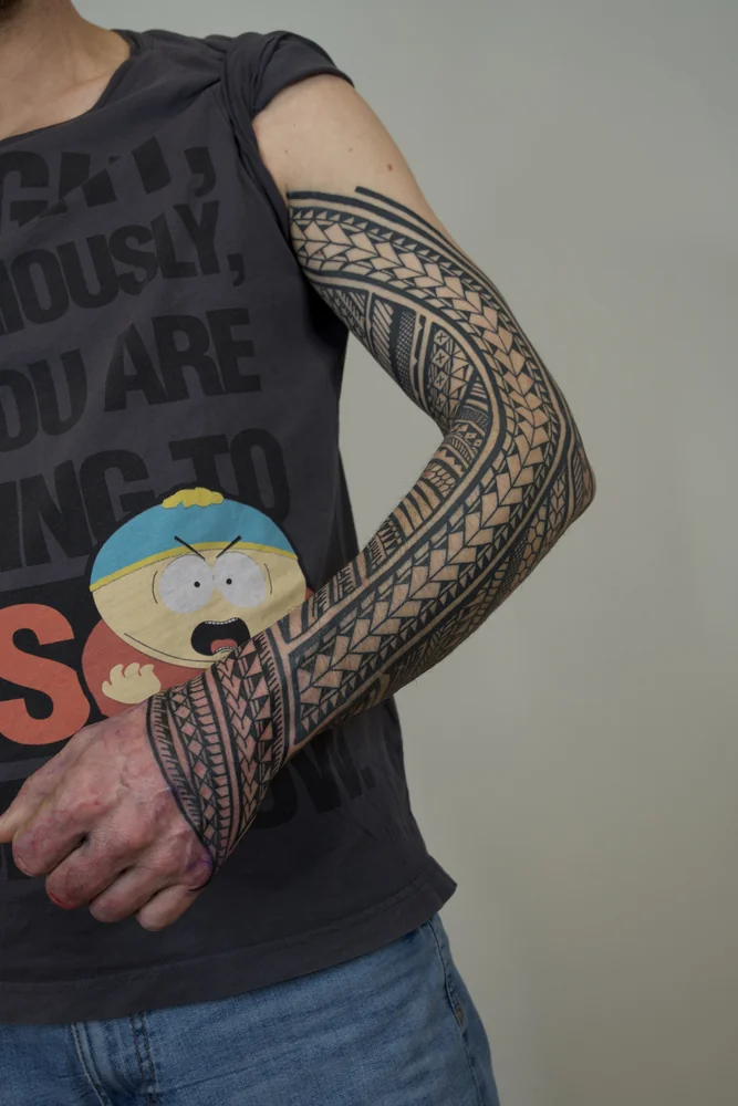 Samoanisch inspirierter Arm-Sleeve mit diagonalen Musterbändern, Ansicht bei gebeugtem Arm