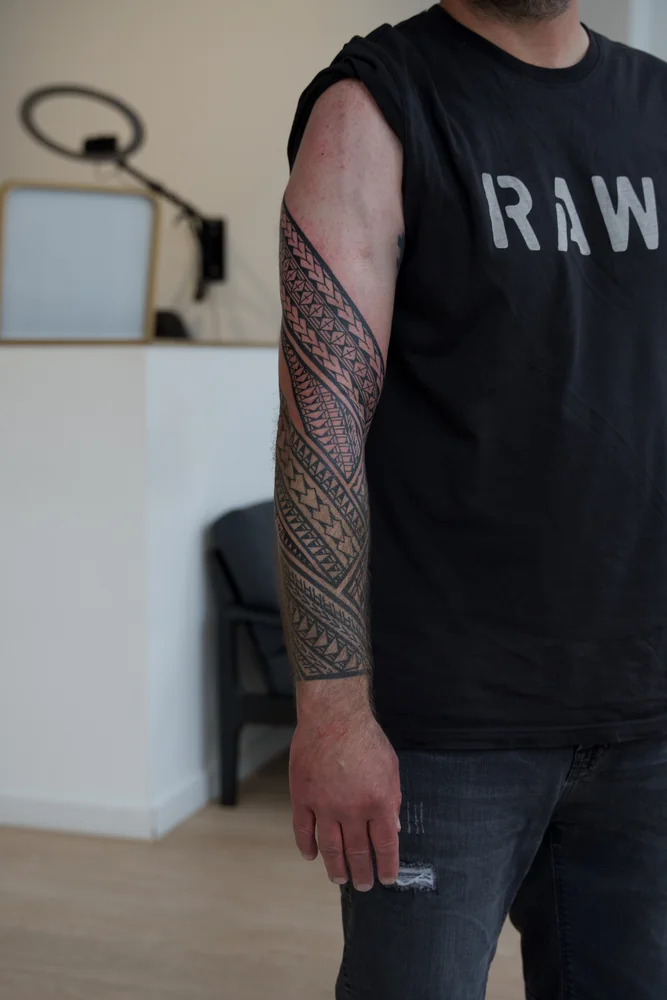 Samoanisch inspirierter Arm-Sleeve mit diagonalen Musterbändern, Seitenansicht