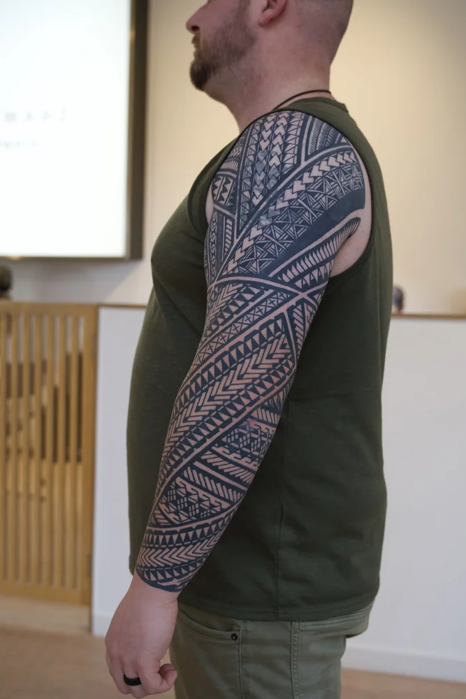Samoanisch inspirierter Sleeve von Schulter bis Handgelenk mit gemusterten Bändern und schwarzen Flächen