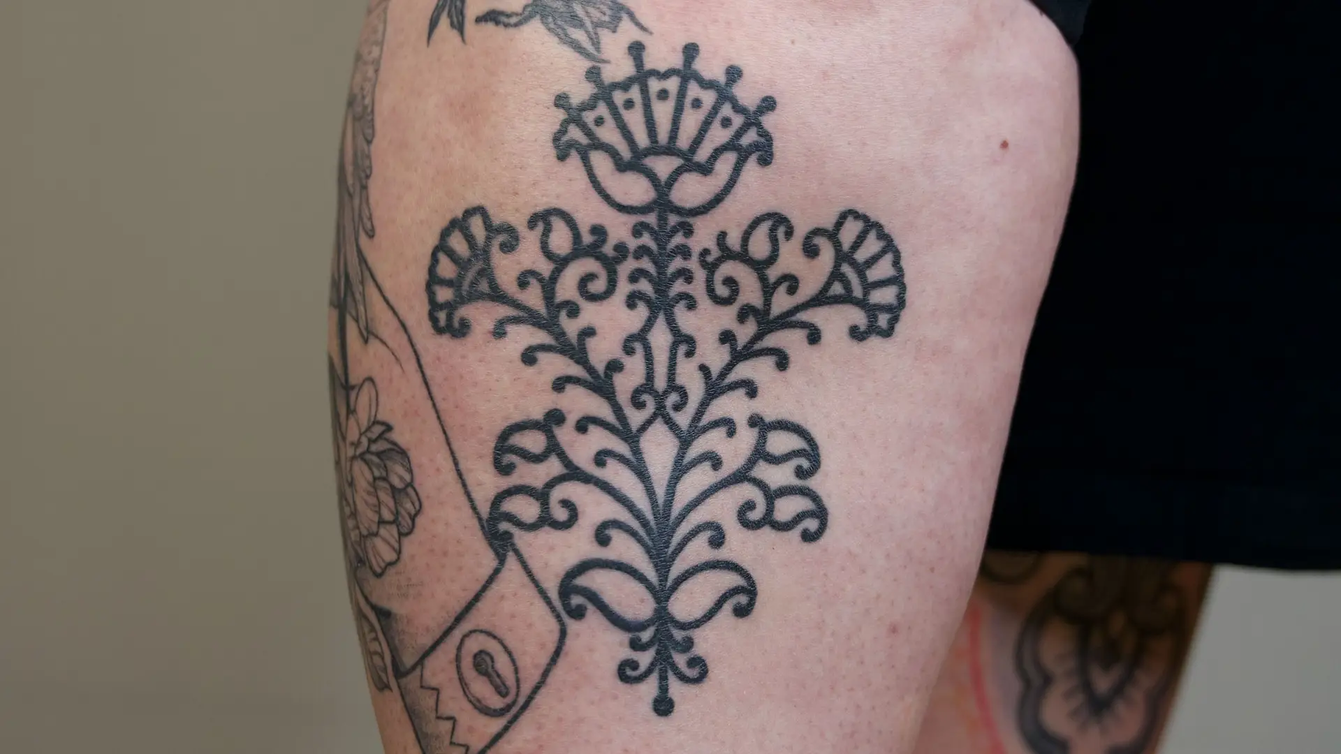 Custom Ornament tattoo leg by Franknabe (GOET Tattoo) in Stuttgart, specializing in ornamental styles.