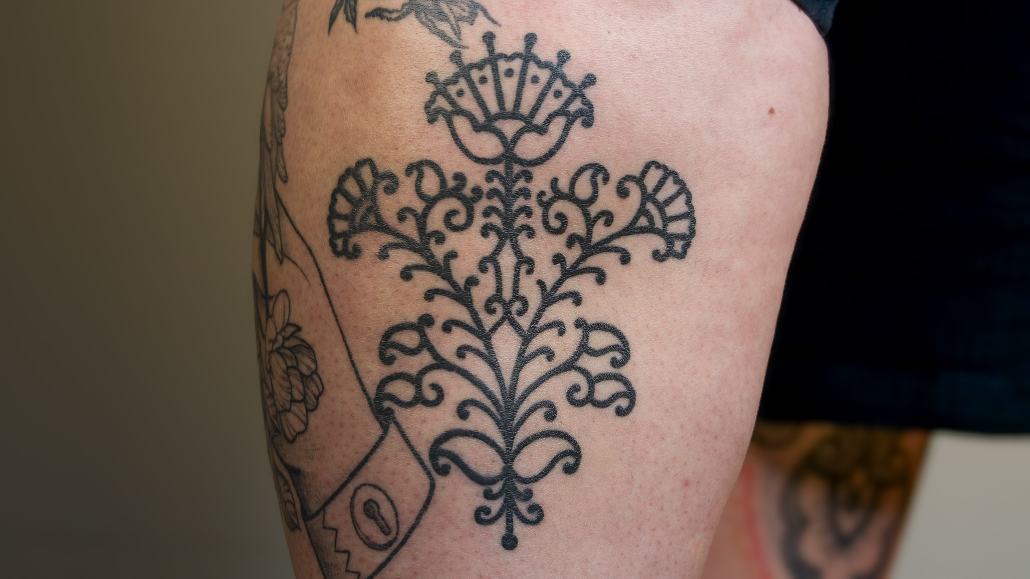 Custom Ornament tattoo leg by Franknabe (GOET Tattoo) in Stuttgart, specializing in ornamental styles.